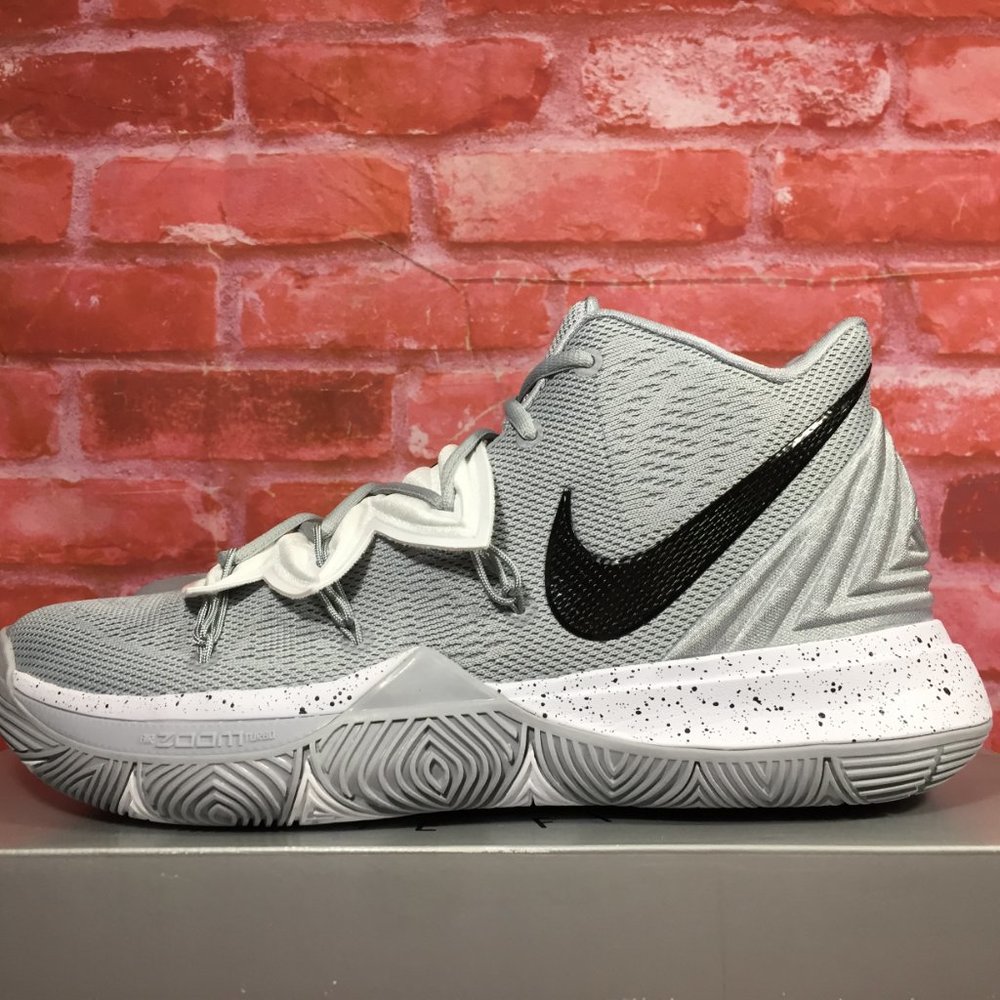NIKE KYRIE 5 TB (TEAM) MEN'S BASKETBALL SNEAKER